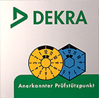 Dekra Logo und Prüfplaketten